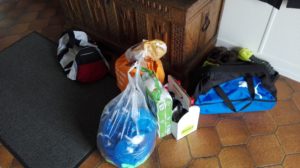 Die Einkäufe und die Trikots der Mannschaft, denn diesmal sind wir mit Waschen dran.