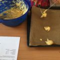 Kind macht Cookies