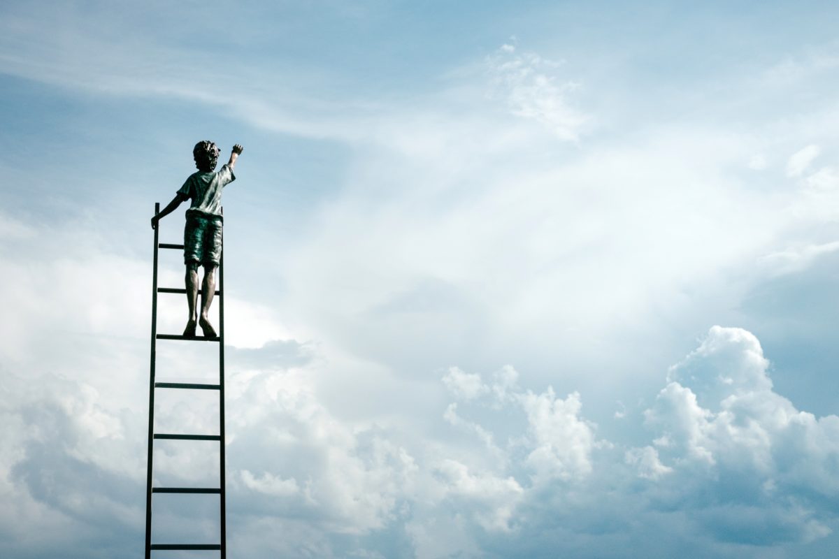 Bild mit Kind auf einer Leiter im Himmel